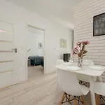 Appartamento Elegancki Z Parkingiem I Umeblowanym Balkonem We Wroclawiu By Renters Breslavia