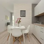 Elegancki Z Parkingiem I Umeblowanym Balkonem We Wroclawiu By Renters
