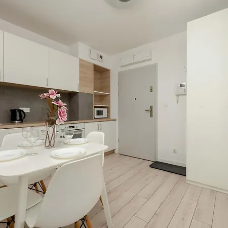 Elegancki Z Parkingiem I Umeblowanym Balkonem We Wroclawiu By Renters *