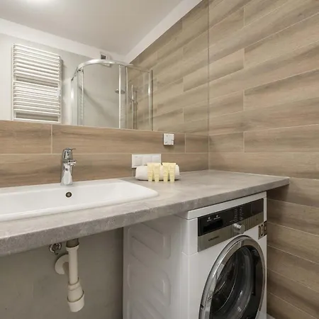 Elegancki Z Parkingiem I Umeblowanym Balkonem We Wrocławiu By Renters Apartament