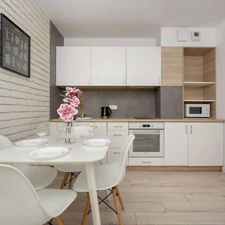 Apartament Elegancki Z Parkingiem I Umeblowanym Balkonem We Wrocławiu By Renters