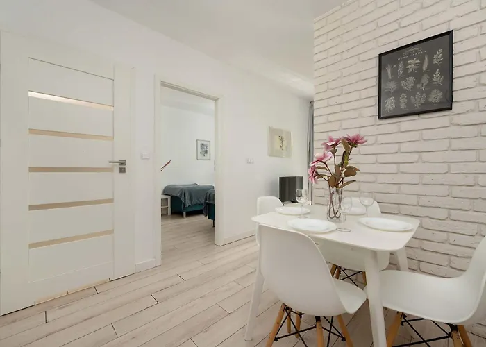 Appartamento Elegancki Z Parkingiem I Umeblowanym Balkonem We Wroclawiu By Renters Breslavia