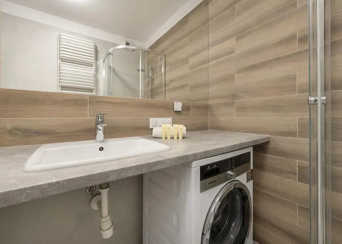 Elegancki Z Parkingiem I Umeblowanym Balkonem We Wroclawiu By Renters Appartamento