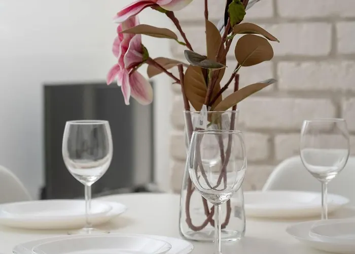 Appartamento Elegancki Z Parkingiem I Umeblowanym Balkonem We Wroclawiu By Renters Breslavia